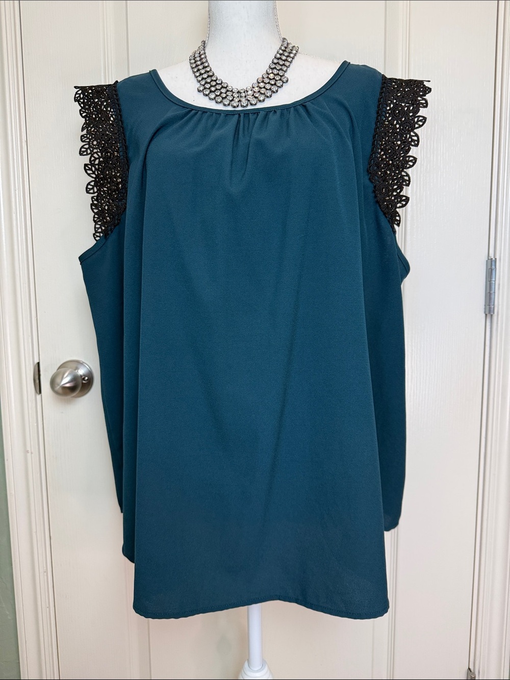 EUC torrid Teal Sleeveless Blouse with Black Lace Trim Sz 2X